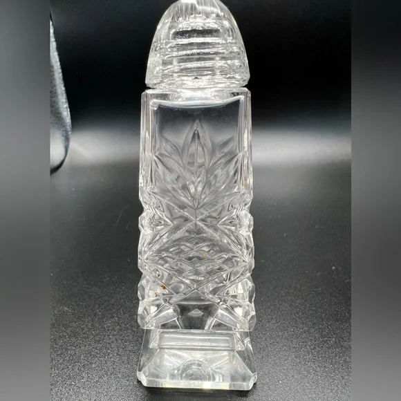 Vintage cut glass salt and pepper shaker set - Picture 4 of 7
